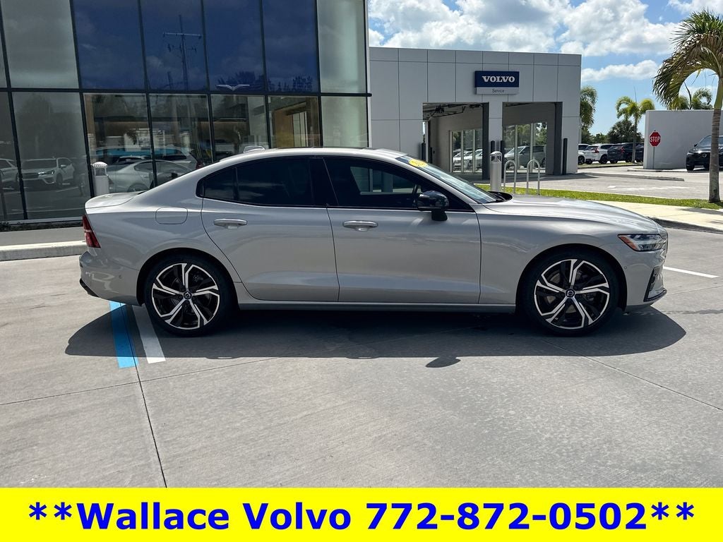 2023 Volvo S60 B5 Plus Dark Theme
