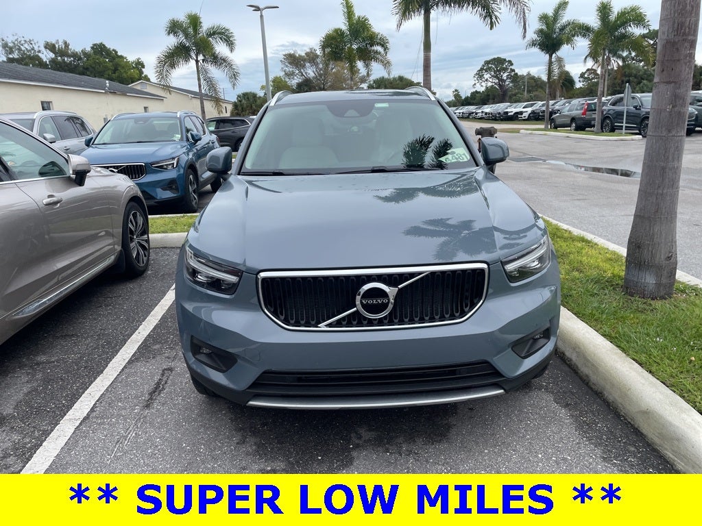 2022 Volvo XC40 Momentum