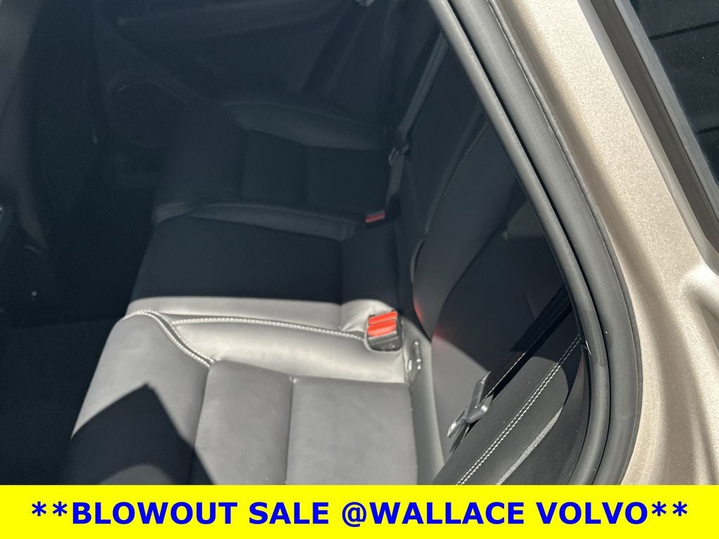 2024 Volvo XC60 B5 Ultimate Dark Theme