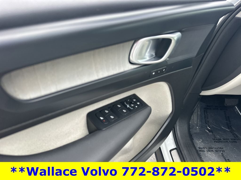 2023 Volvo XC40 B5 Plus Bright Theme