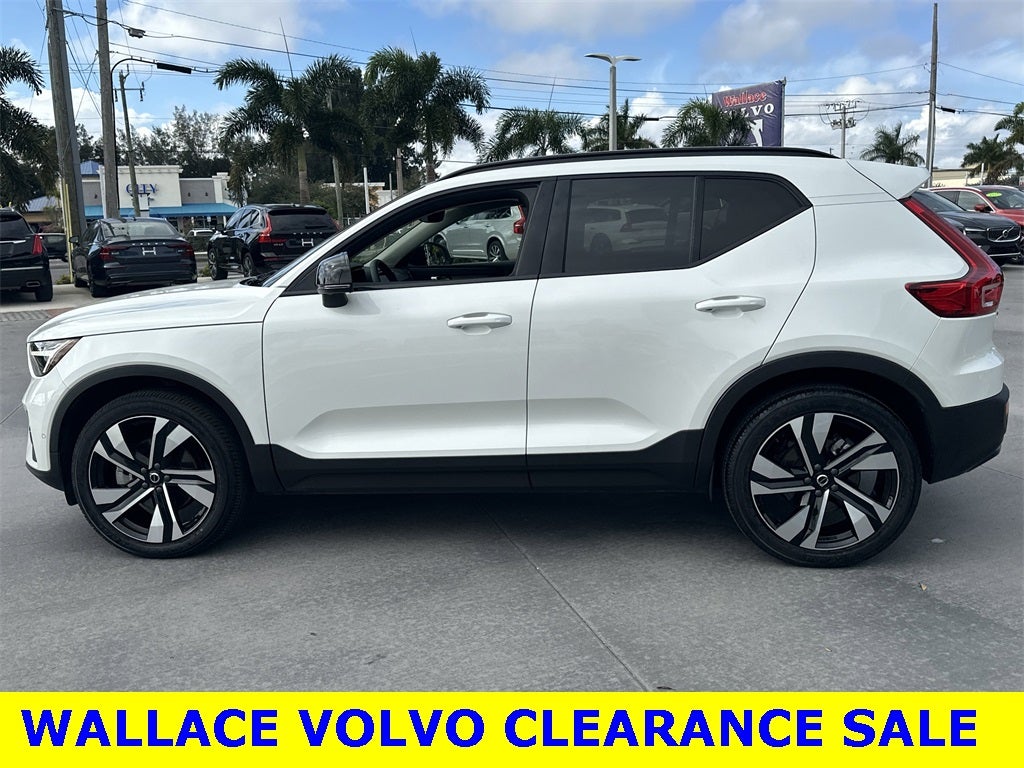 2024 Volvo XC40 B5 Plus Dark Theme