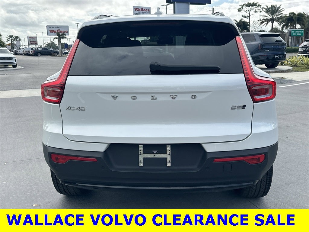 2024 Volvo XC40 B5 Plus Dark Theme