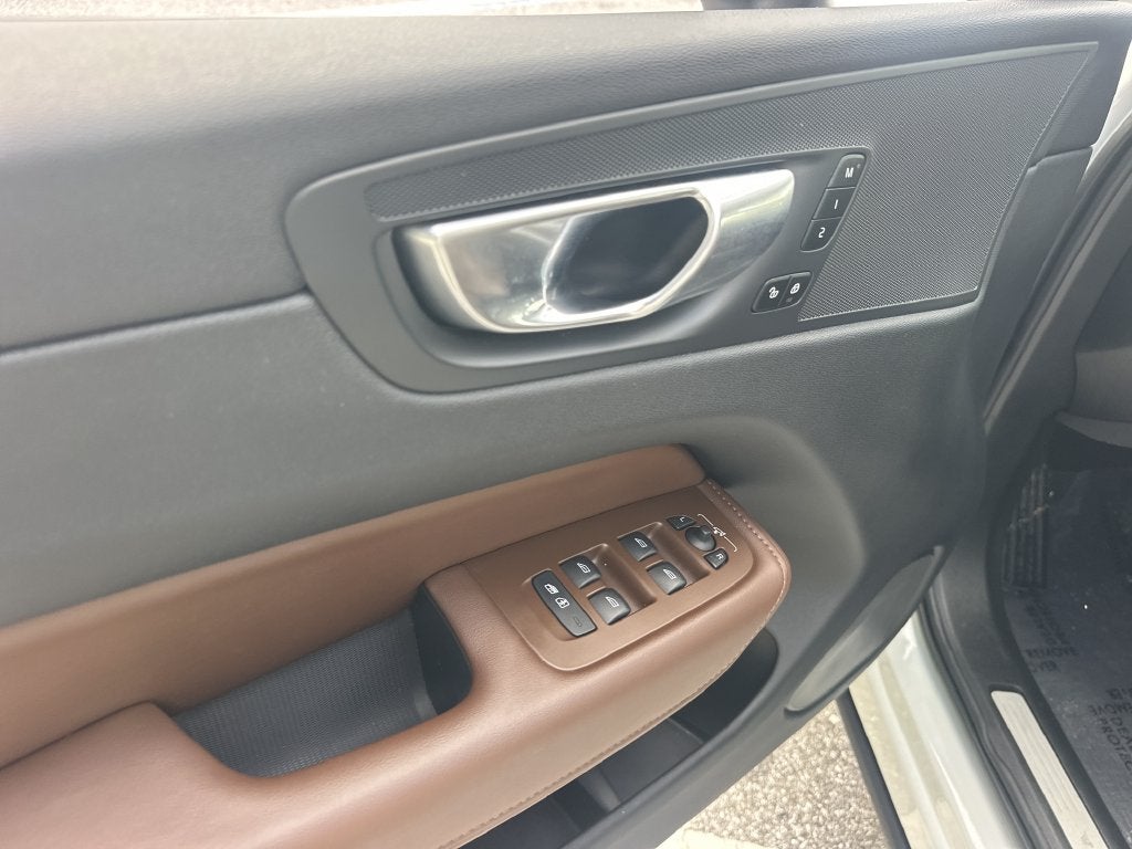 2023 Volvo XC60 B5 Plus Dark Theme