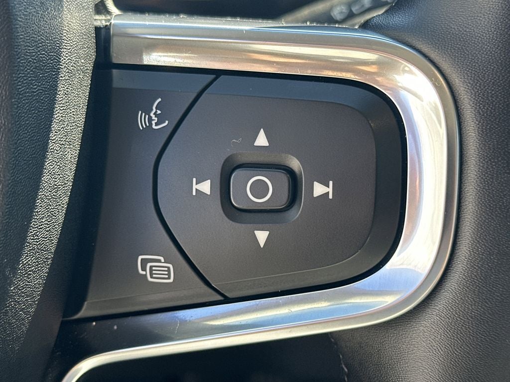 2025 Volvo XC40 B5 Core